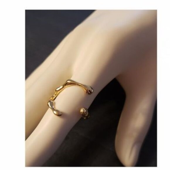 2 FOR 10$ NWOT Gold artistic adjustable ring - Picture 3 of 3